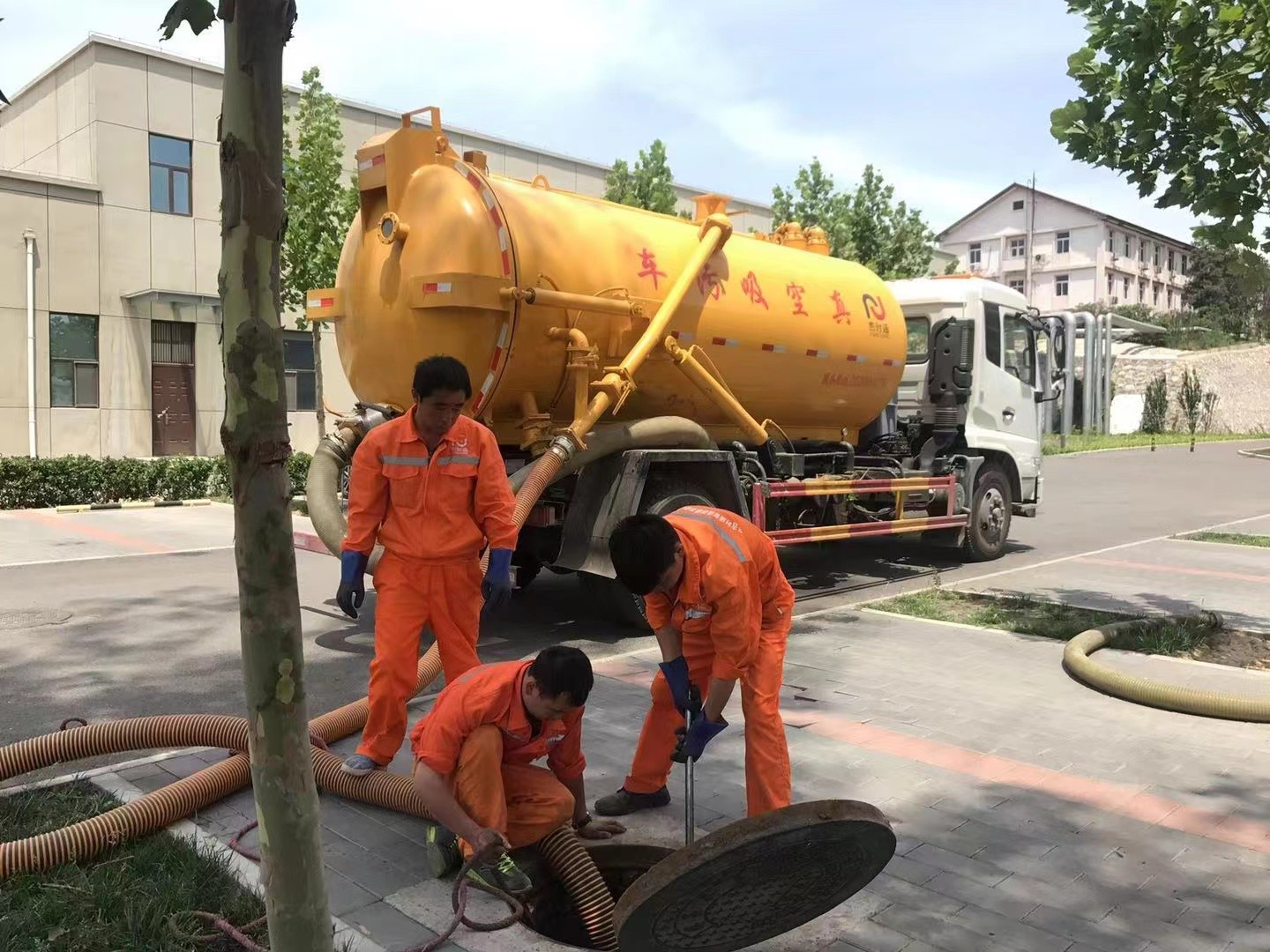 马尾管道疏通车停在窨井附近