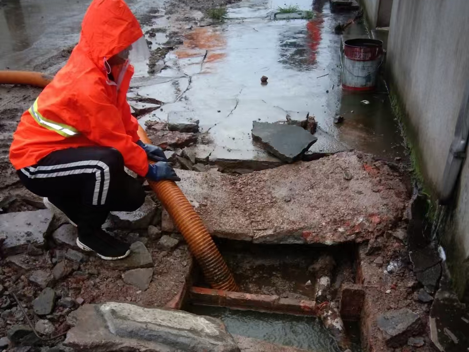 马尾专业清理污水池 炜誉市政以规范流程守护城市 “肠道”