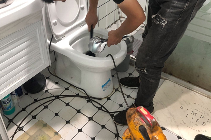 马尾马桶堵塞自己疏通还是找师傅?专业上门服务让你省时更省心